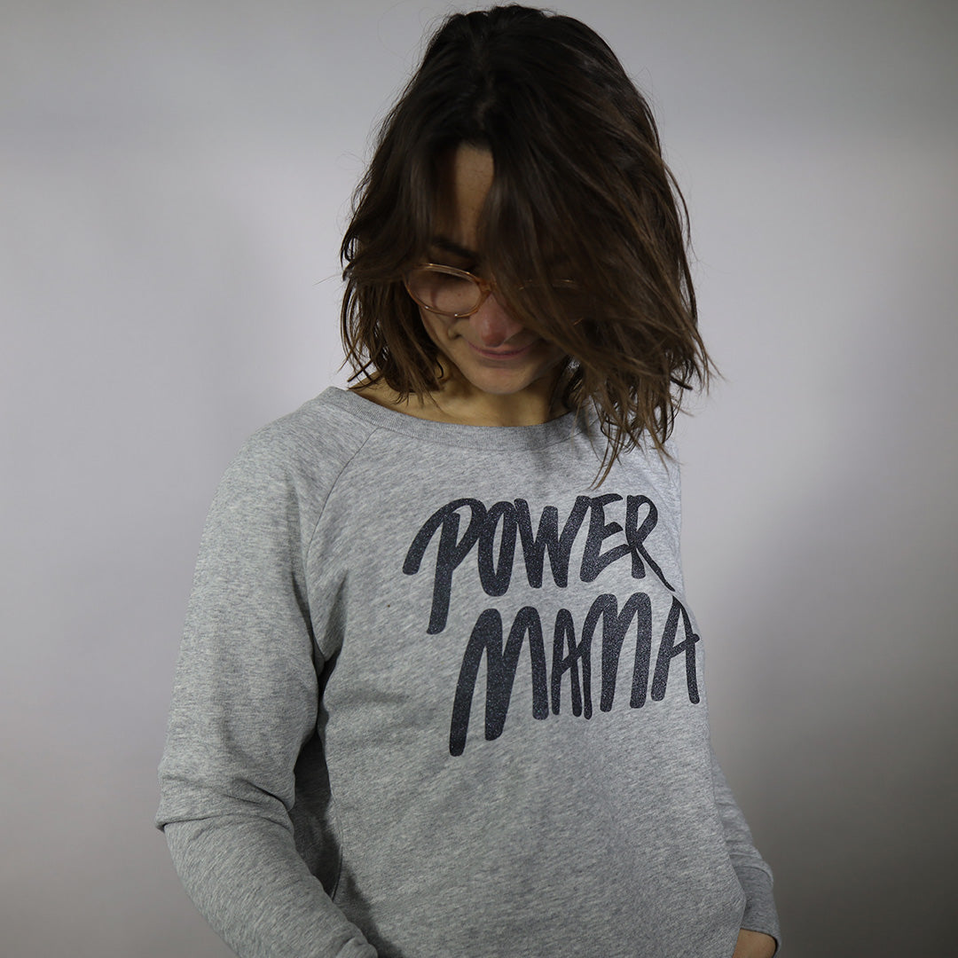 Tøj til en ægte Power Mama. Find det her. Fra 130 kr.  Gode gaver gør en  forskel – DRC Dansk Flygtningehjælps webshop